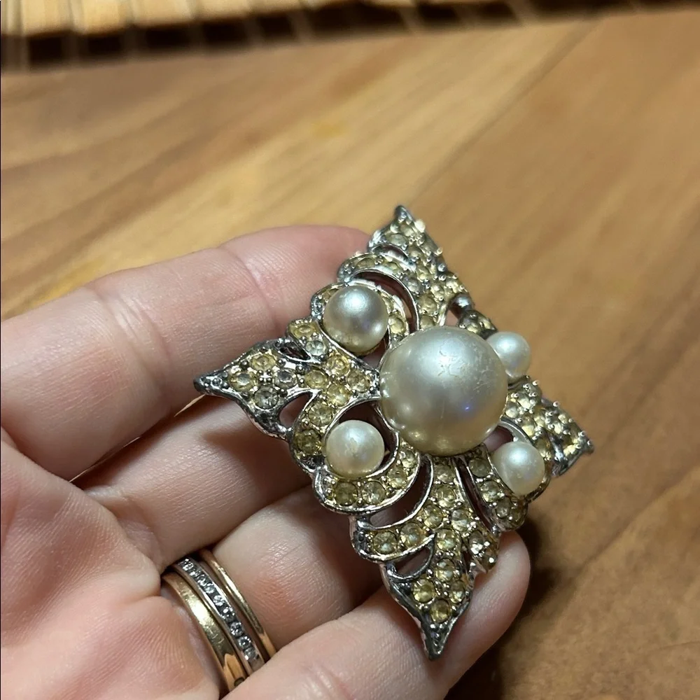 Sarah Coventry Silvertone Rhinestone Faux Pearl Large Diamond Brooch Pin Vintage - Picture 4 of 6